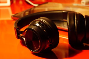 Bluetooth対応の格安ヘッドフォンを買ったら、YouTube見るのが快適すぎた