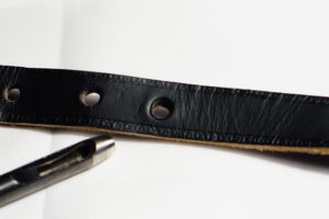 Fenderレザー製ギターストラップの長さを短くしたい 〜ダイソーのレザー用ポンチで手軽に穴を開ける〜